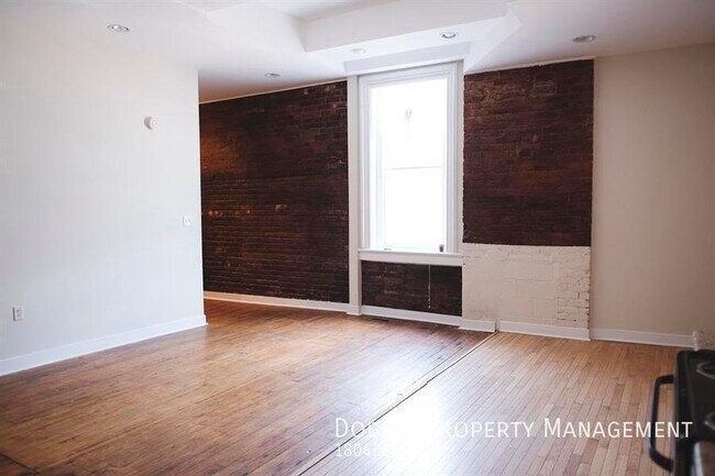 Building Photo - 301 S Pine St