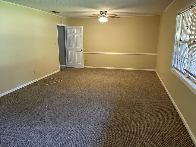 Building Photo - KILLEARN ESTATES FENCED YARD!!!