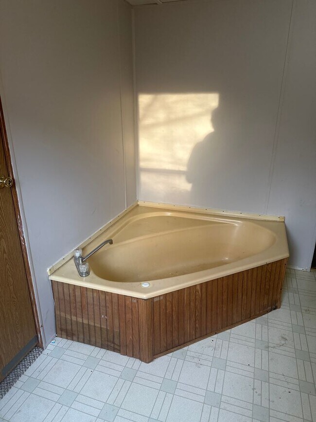 Building Photo - Quaint 2 BR/1BA mobile home located in downtown Divernon!