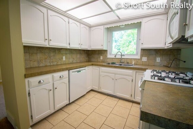 Building Photo - Rockford 4 bed 2.5 bath single family home.