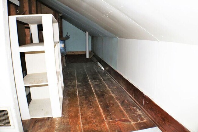 Building Photo - $1,300 | 1 Bedroom + Bonus Room, 1 Bathroom 2nd Floor Apartment | Pet Friendly* | Available for A...