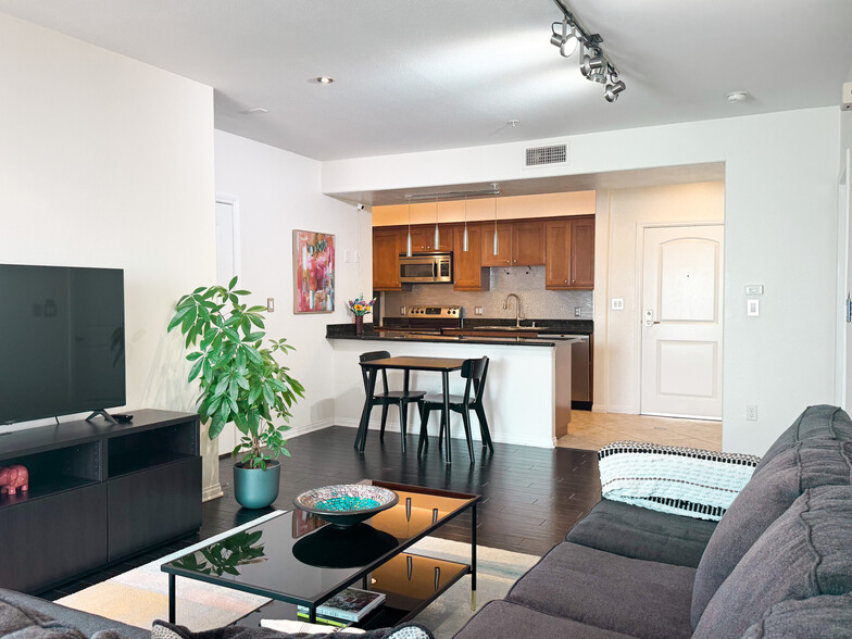 Updated 2BD/2BA condo with open concept living area - 3740 Santa Rosalia Dr