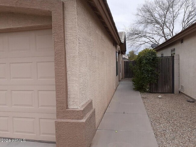 Building Photo - 9313 Olla Ave