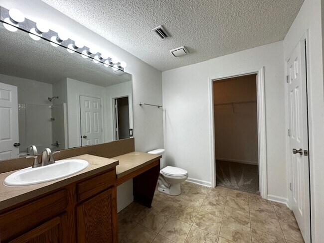 Building Photo - Close to Shopping, Restaurants, Schools & Beach!