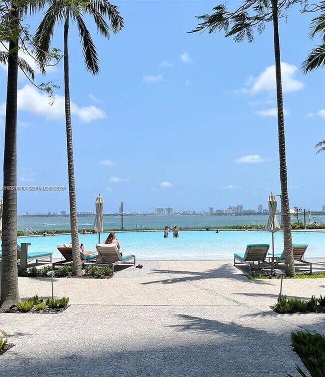 Building Photo - 650 NE 32nd St