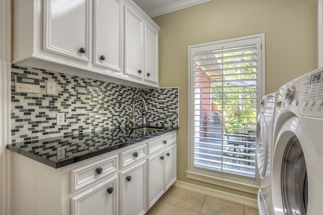 Building Photo - 10819 Lake Windcrest Blvd