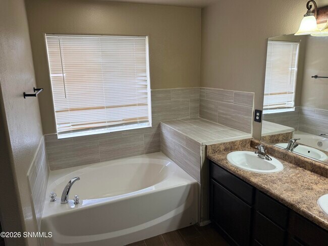 Building Photo - 1108 Kilbourne Hole Dr