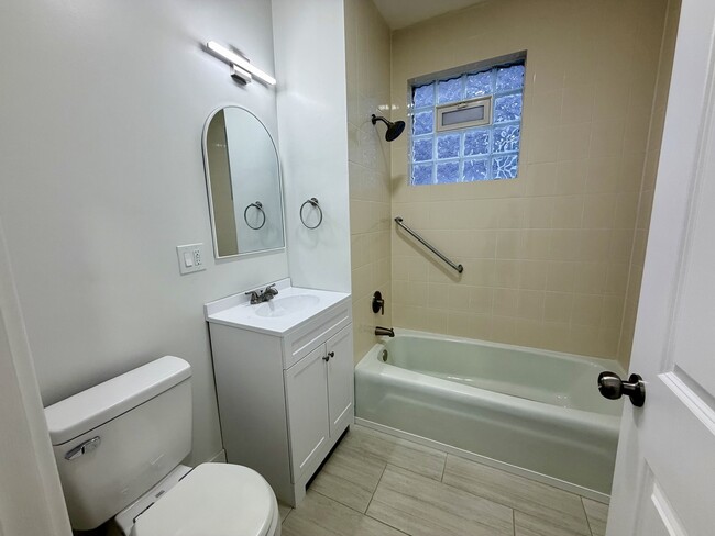 Building Photo - 4351 S Maplewood Ave