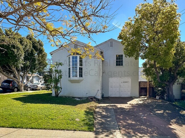 Building Photo - 4048 Maple Ave