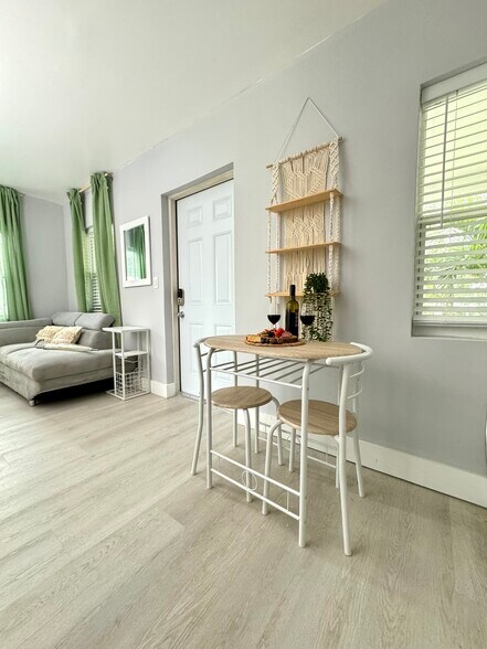 Kitchen nook for 2 - 941 SW 29th St