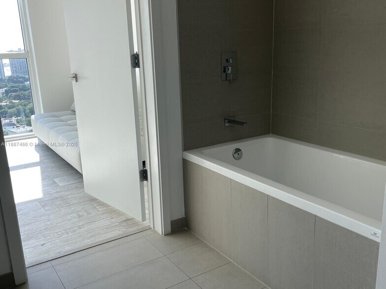 Building Photo - 1080 Brickell Ave