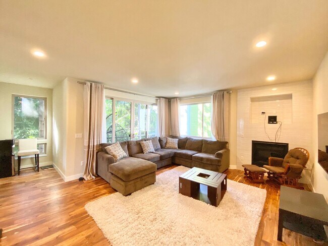 Building Photo - Built in 2017 – Stunning Modern Home for R...