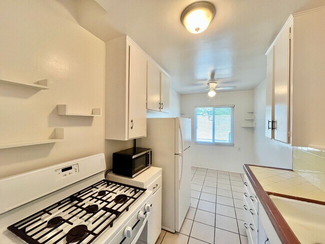 Building Photo - Upstairs 1 Bedroom Apt with 1-Car Garage N...