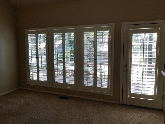 Building Photo - LAKE OSWEGO 2/2 READY FOR IMMEDIATE MOVE IN!