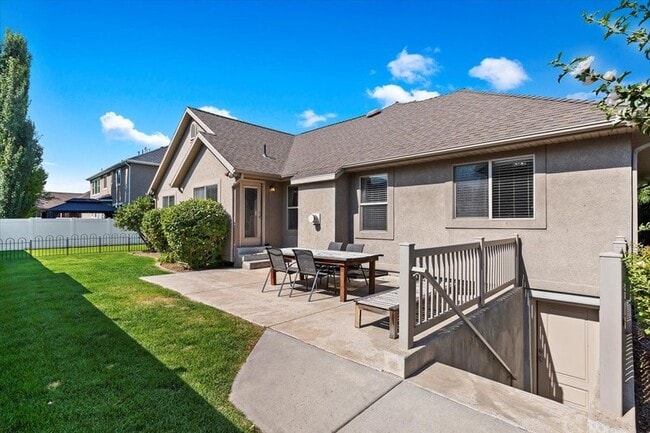Building Photo - 739 S Kays Dr