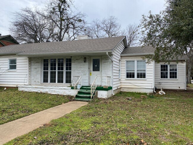 Primary Photo - 3/2/2 in Convenient Denison Location