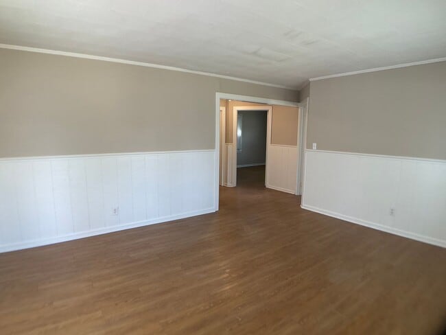 Building Photo - Adorable Bungalow Ready for New Residents!