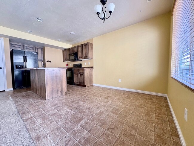 Building Photo - Modern 2 Bed Townhome | Garage, Views & Easy I-15 Access!