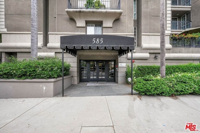 Building Photo - 585 N Rossmore Ave