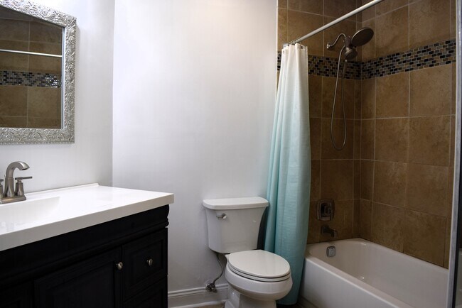 Building Photo - 606 Glenleaf Dr