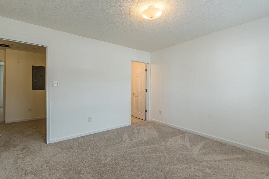 Building Photo - Room in Condo on Ginnis Rd