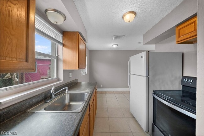 Building Photo - 5458 Fifth Ave