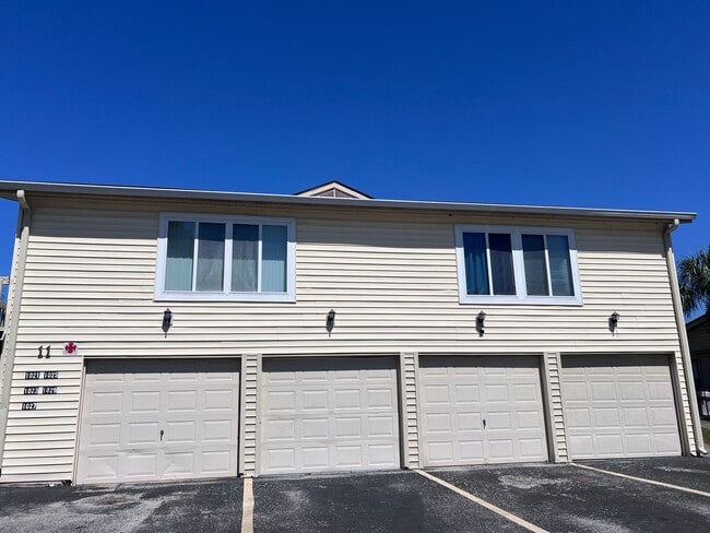Building Photo - 2 Story Condo. Lovely 2 bed/1.5 bath condo