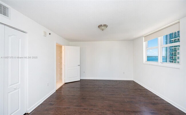 Building Photo - 1200 Brickell Bay Dr
