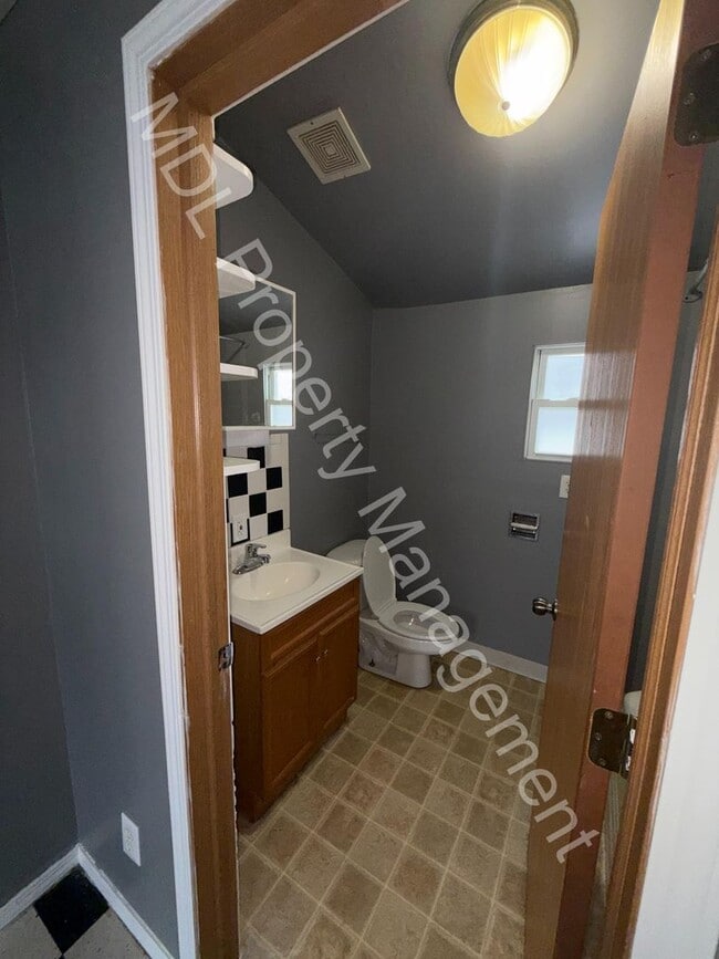 Building Photo - 2 Bedroom Home Available Now!