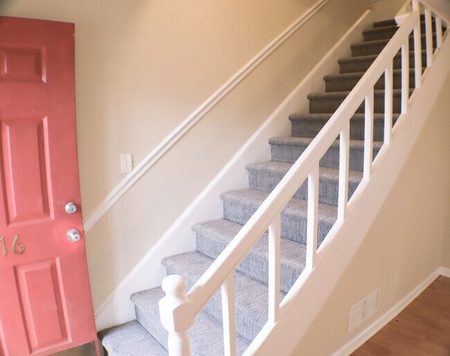 Building Photo - Lovely 5 bedroom, 2 bathroom brick home in Reidsville