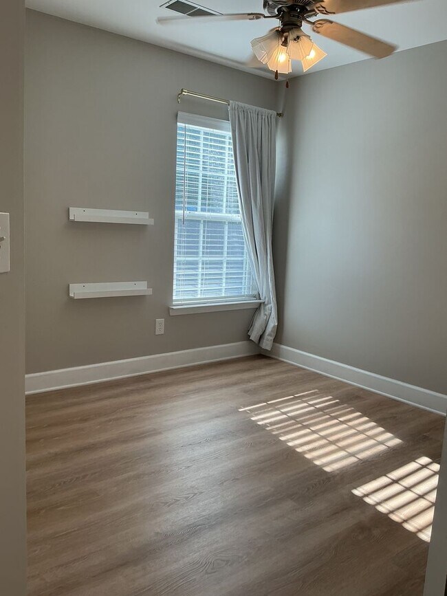 Building Photo - Beautiful 3 Bedroom, 2.5 Bath Townhouse in...