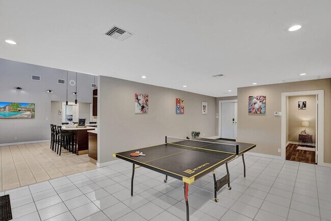 Building Photo - 4024 S Cypress Dr