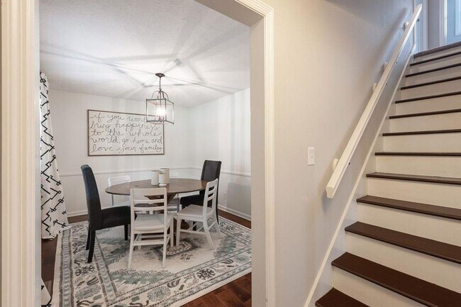 Building Photo - Beautiful home located in Sycamore Knolls!