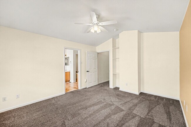Building Photo - Spacious 3 Bed 2.5 Bath in the heart of Aurora!