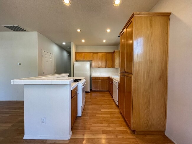 Building Photo - Hillsboro 3Bedroom 2.5 Bath + Den ~ Includes Washer & Dryer and Garage ~ Orenco Gardens Neighborh...