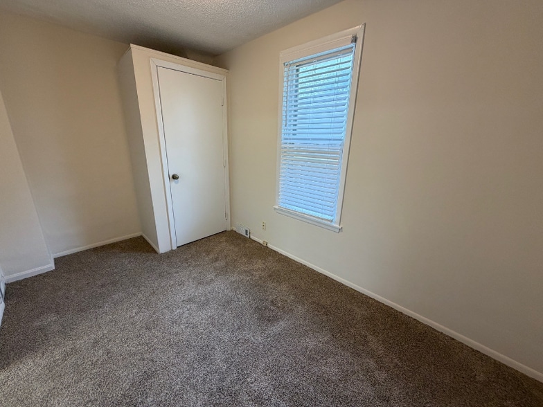 Building Photo - 347 4th Ave S