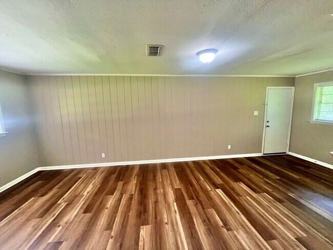 Building Photo - Tour Today! 3 Bedroom 2 Bath Single Family Home in Longview!