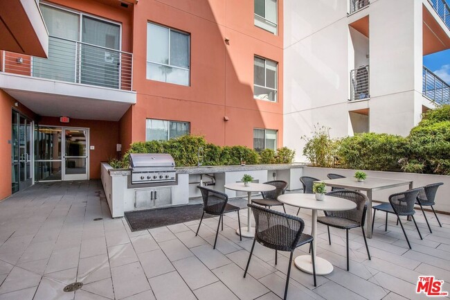 Building Photo - 453 S Kenmore Ave