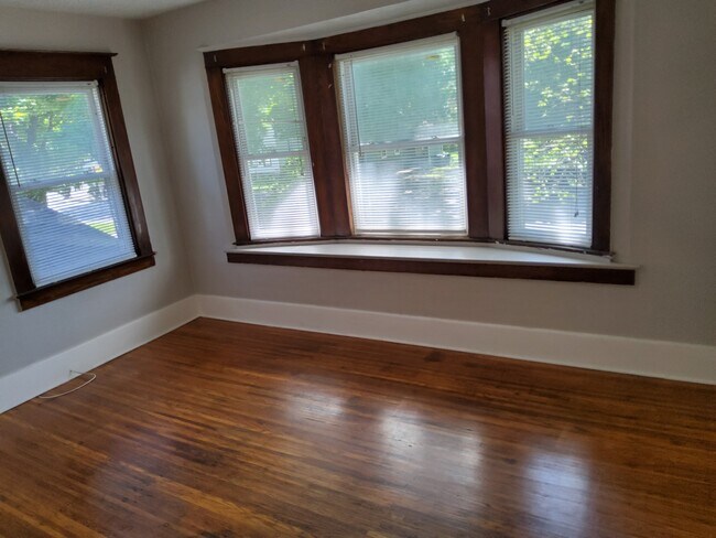 Building Photo - 1191 S Plymouth Ave