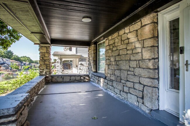 Building Photo - Move fast on this one. Apply within 24 hours of your showing and lock in $250 off your monthly re...