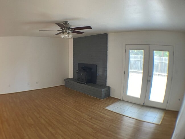 Building Photo - 3 Bedroom Home in Smokerise | Single-Level Living + Natural Light