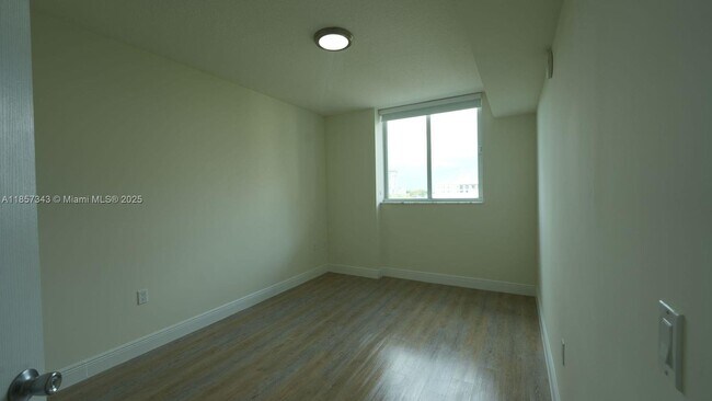 Building Photo - 987 SW 37th Ave