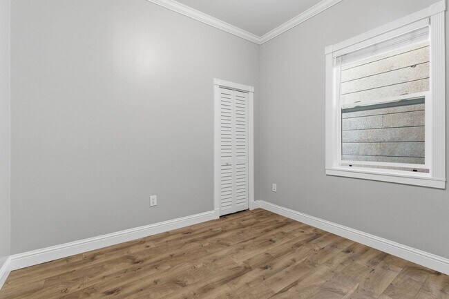 Building Photo - Bright & Modern 2BR Flat with Driveway Parking — Newly Renovated in Silver Terrace