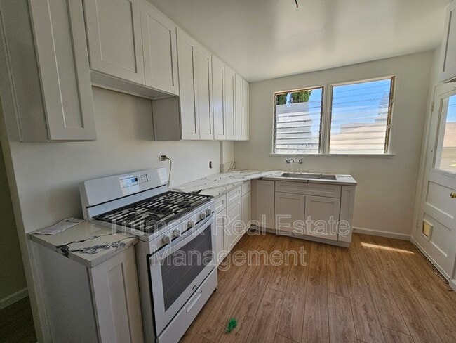 Primary Photo - 1552 E Wilson Ave