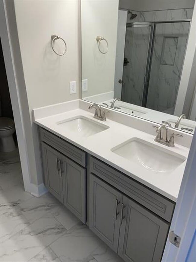 Building Photo - Spacious - Close to Downtown Greenville 3/2.5 Available April 1st