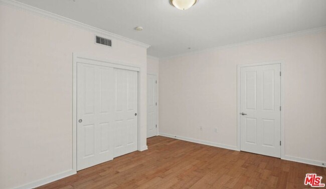 Building Photo - 10616 Kinnard Ave