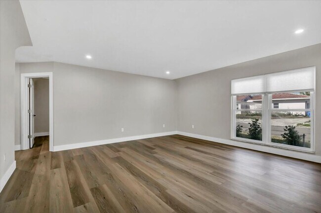Building Photo - 525 Lamara Way NE