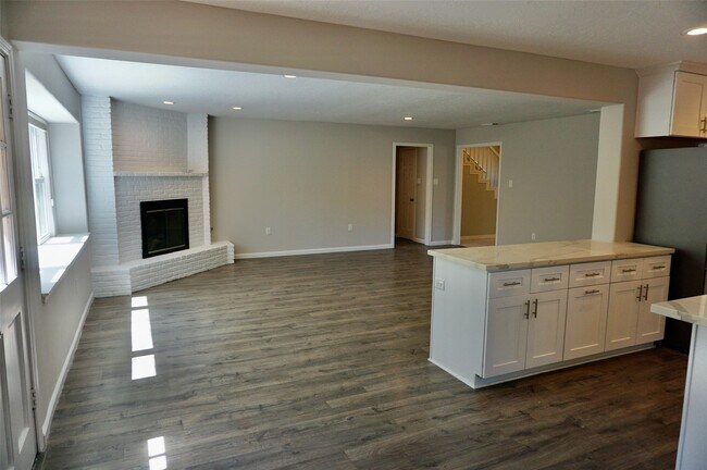 Building Photo - 1707 Valley Vista Dr