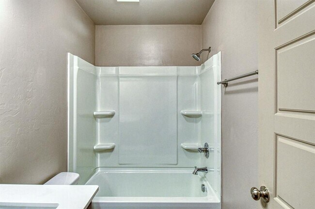 Building Photo - 6509 SE 87th St