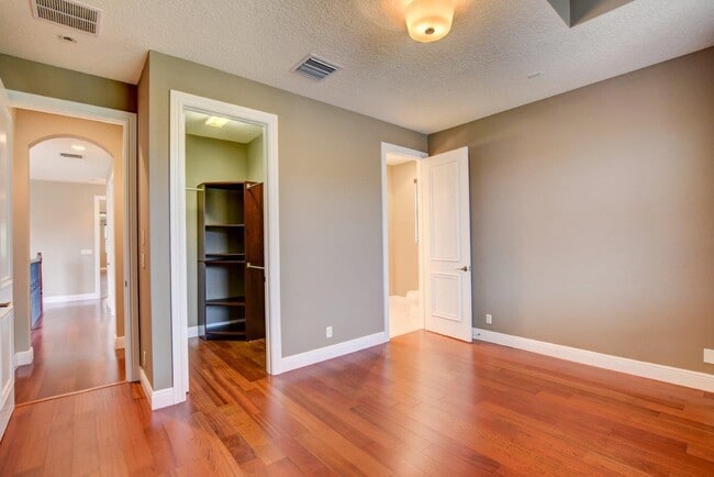 Building Photo - 6669 Cobia Cir